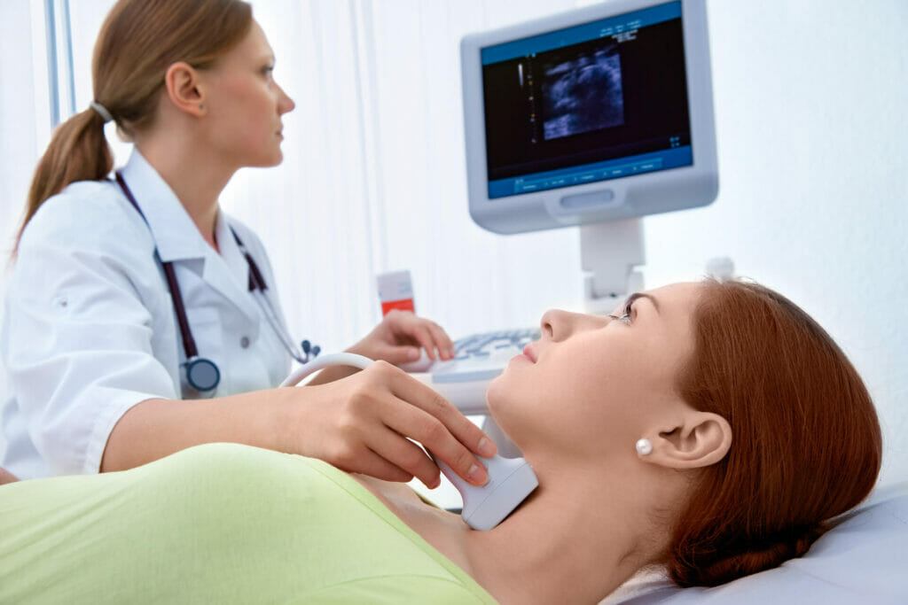 una dottoressa esegue un'ecografia alla tiroide