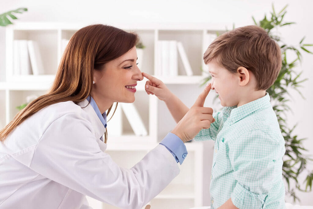 Una dottoressa consola un bambino prima di una risonanza magnetica aperta