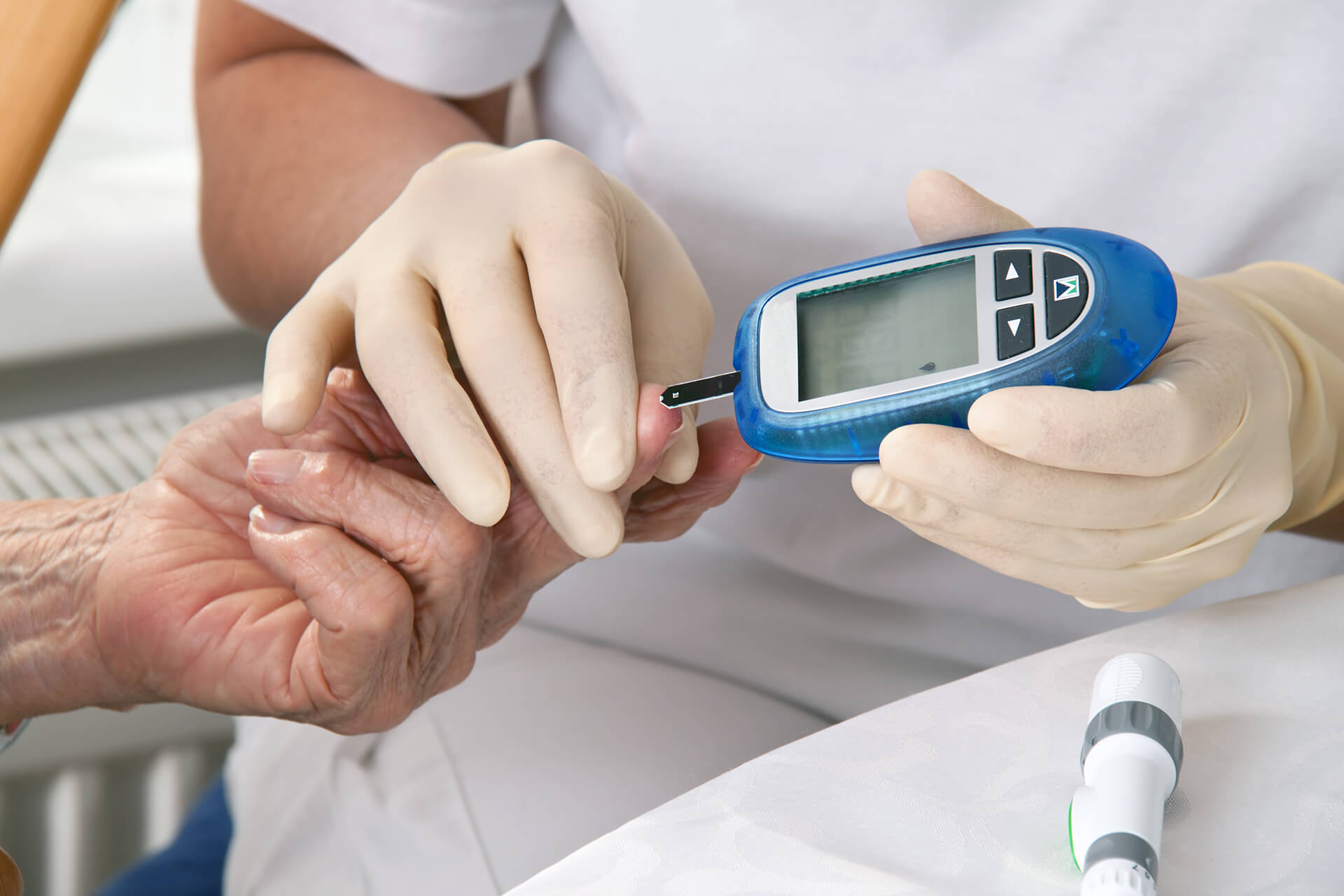 un dottore esegue un test di diabetologia